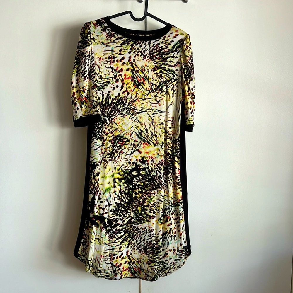 Yellow printed dress with black strap. Straight fit, loose. Size 8